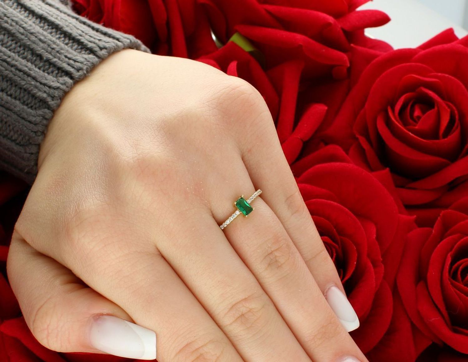 Pierścionek damski złoty próba 585 zielona i biała cyrkonia PI 6676A 585 Oto pierścionek, który przyciąga spojrzenia – wykonany ze złota próby 585, zdobiony zieloną prostokątną cyrkonią1.jpg